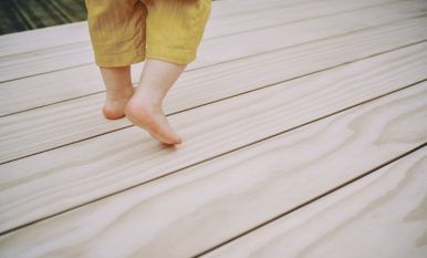 Une terrasse en bois à faible entretien qui peut résister à l'usure