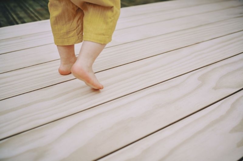 Une terrasse en bois à faible entretien qui peut résister à l'usure