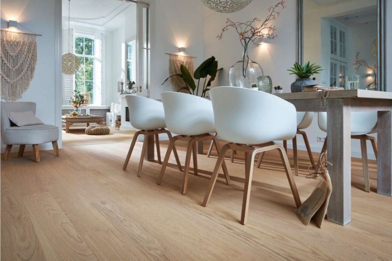 Le parquet semi massif est un plancher en bois où plusieurs couches de bois sont collées ensemble de manière croisée.