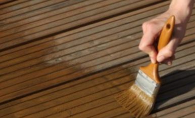 Pour qu'une terrasse en bois garde sa couleur naturelle, un traitement régulier de votre terrasse en bois est nécessaire.