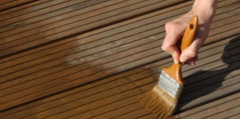Pour qu'une terrasse en bois garde sa couleur naturelle, un traitement régulier de votre terrasse en bois est nécessaire.